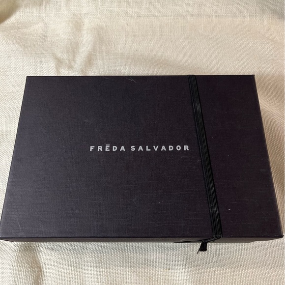 Freda Salvador Fisherman Midheel Sandal Silver NIB - Picture 8 of 9